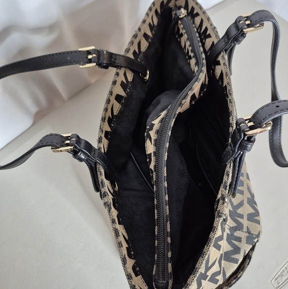 Michael Kors Jet Set Canvas Tote Bag - Picture 2 of 15